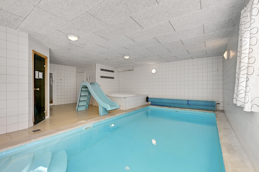 Sommerhus 247 er indrettet med en lækker poolafdeling med vandrutsjebane, dejlig stor indbygget spabad og sauna