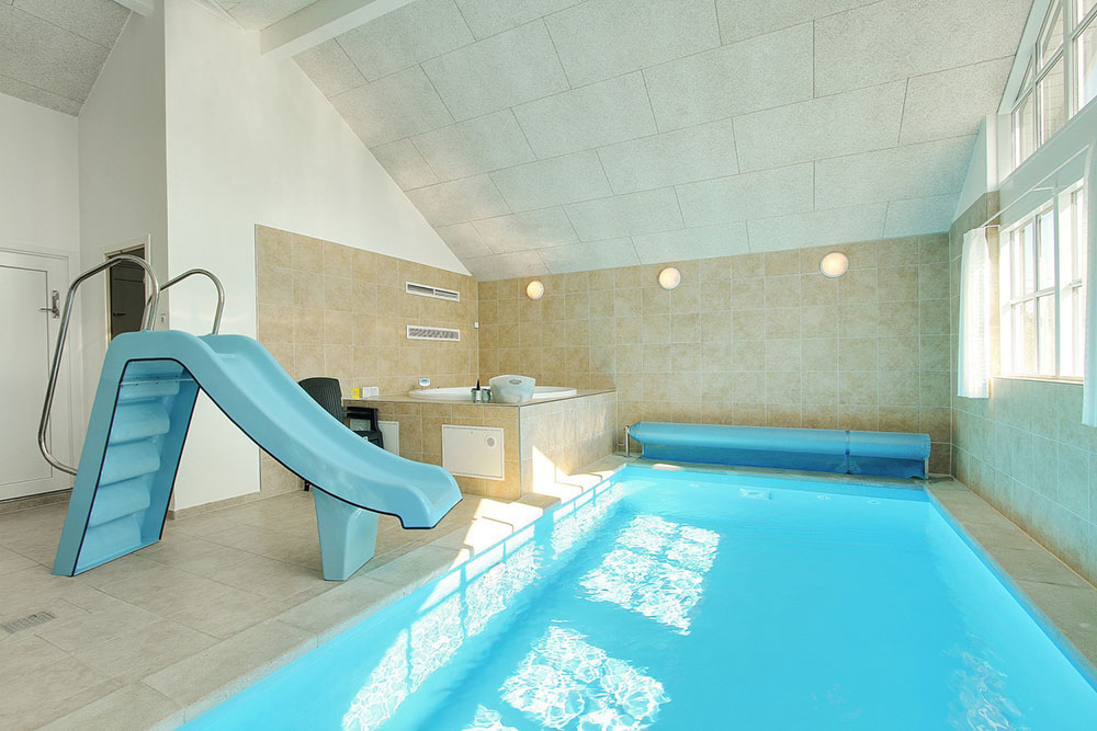 Den skønne poolafdeling indeholder udover swimmingpoolen med vandrutsjebane, et 4-6 personers spabad og en sauna
