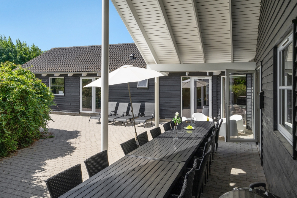 På terrassen i sommerhus nr. 277 er der plads til 16 personer.