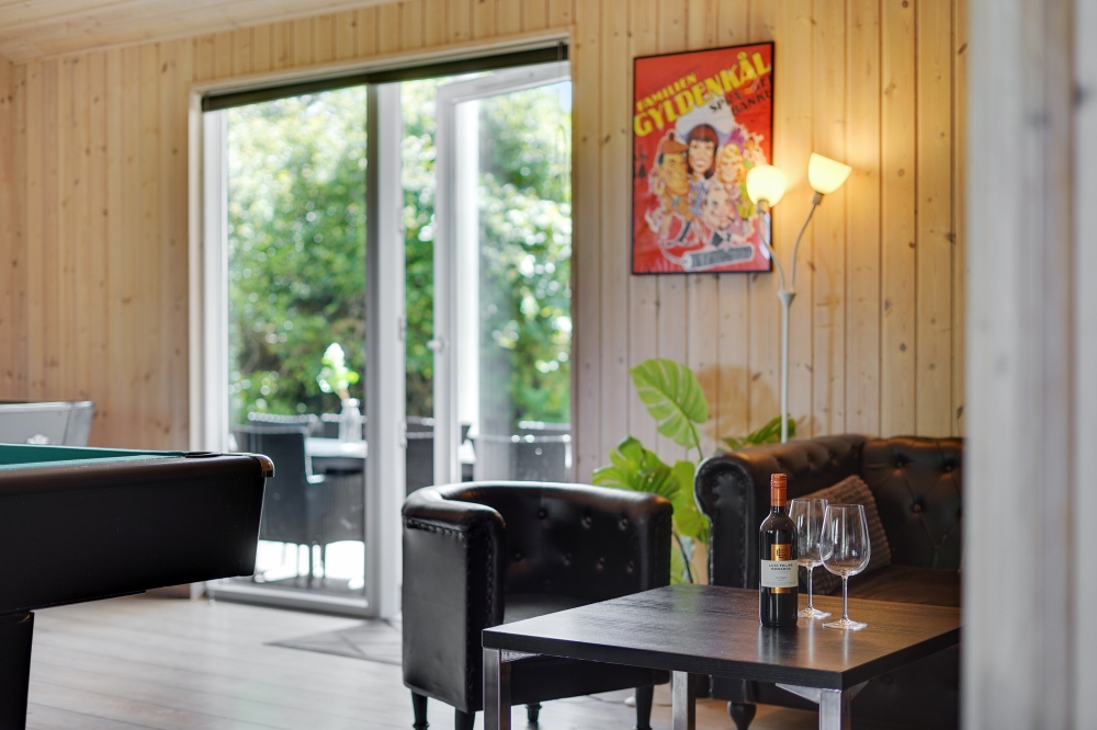 Dyst i sommerhusets aktivitetsrum, når I besøger luksushus nr. 277 i Nordsjælland.
