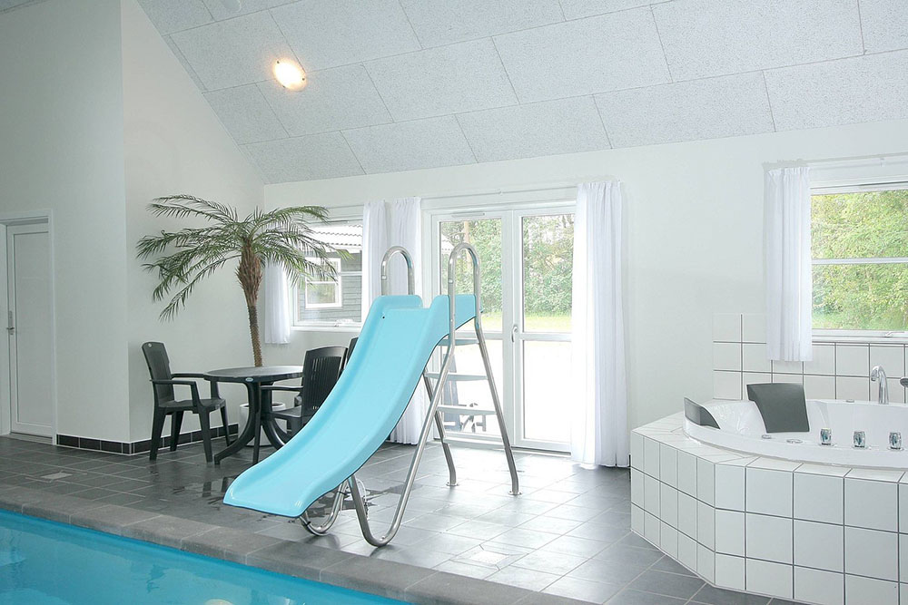 I poolafdelingen er der pool med modstrømsanlæg, undervandslys, rutsjebane, 4-6 personers spabad og sauna