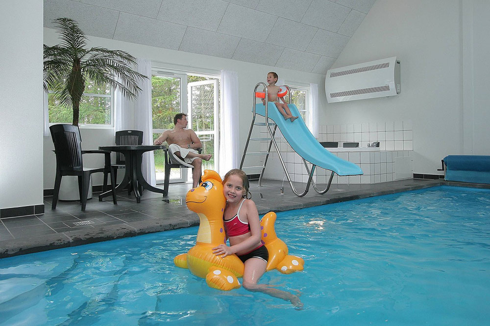 I den store og indbydende poolafdeling kan både børn og voksne bade og hygge sig i timevis