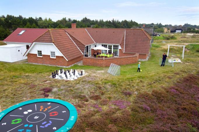 Dejligt luksus sommerhus på Fanø med pool til 16 personer