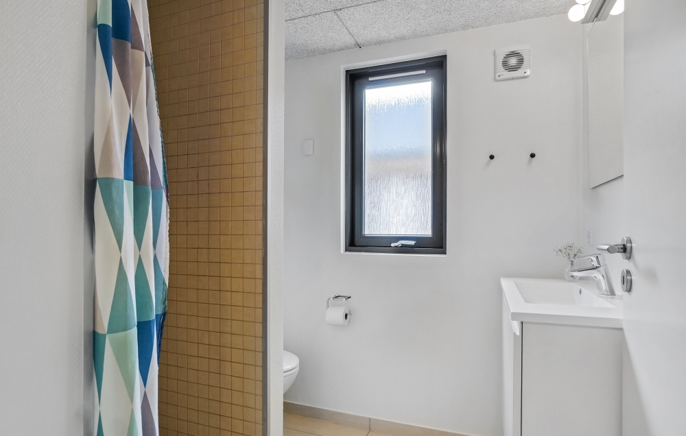 Der er bad med brus i luksushus nr. 276 til 18 personer.