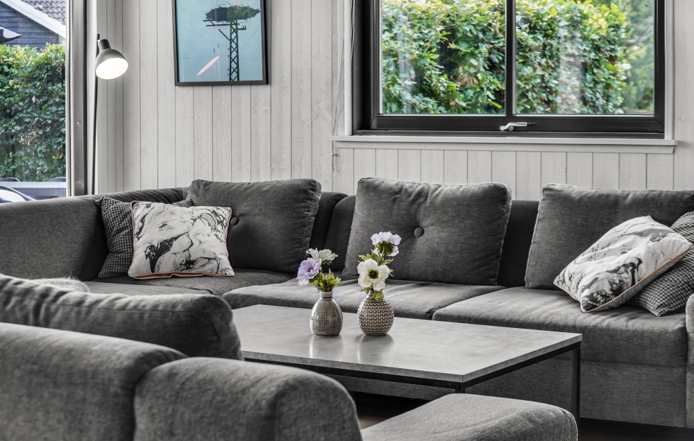 Der er mulighed for hygge i sommerhusets sofaarrangement, når I besøger luksushus nr. 276