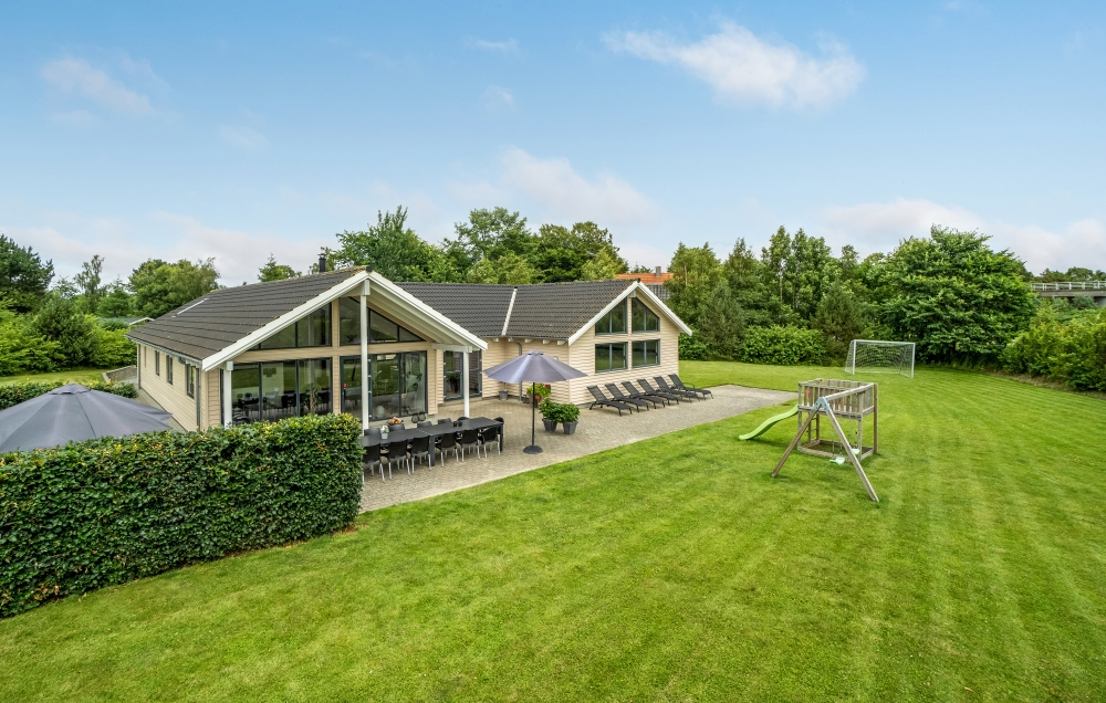 Flot sommerhus nr. 276 med god plads til op til 18 personer