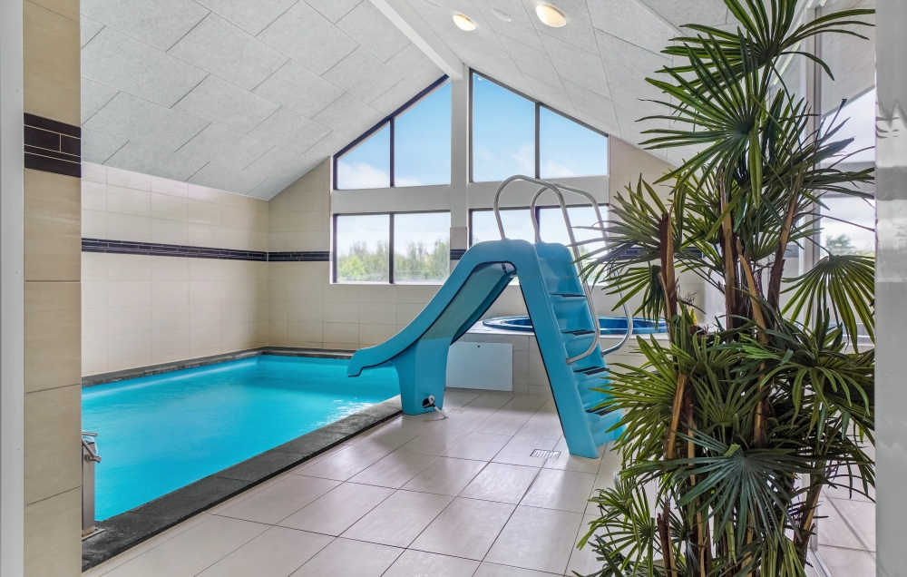 Sommerhus 276 er indrettet med en lækker poolafdeling med vandrutsjebane, dejlig stor indbygget spabad og sauna