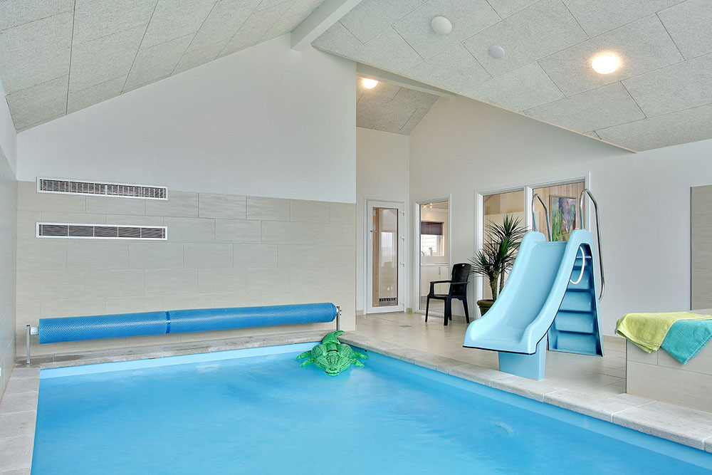 Huset har en utrolig dejlig poolafdeling med mange faciliteter såsom 18 m2 swimmingpool, svømmetræner, vandrutsjebane, spabad og sauna