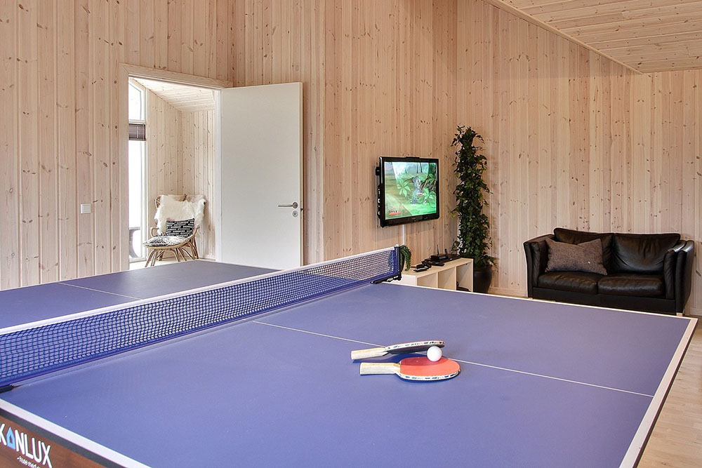 Ønsker man lidt adspredelse fra at benytte sig af husets eget badeland, så kan der dystes i både billard, bordtennis, dart og Playstation 2