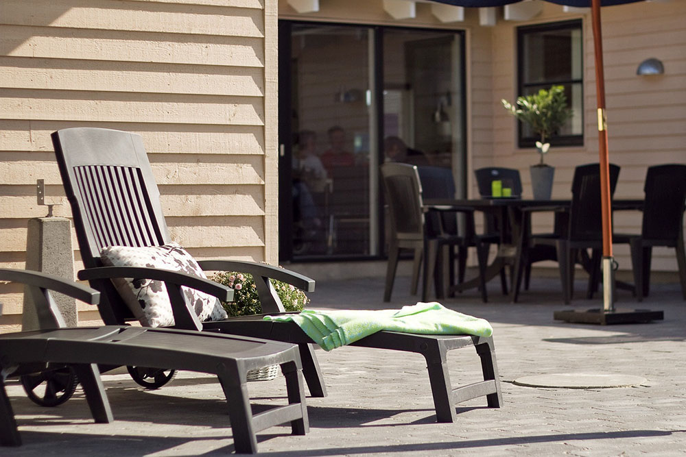 Den delvist overdækkede terrasse indbyder til afslapning med en god bog og en skøn grillaften med venner og familie.