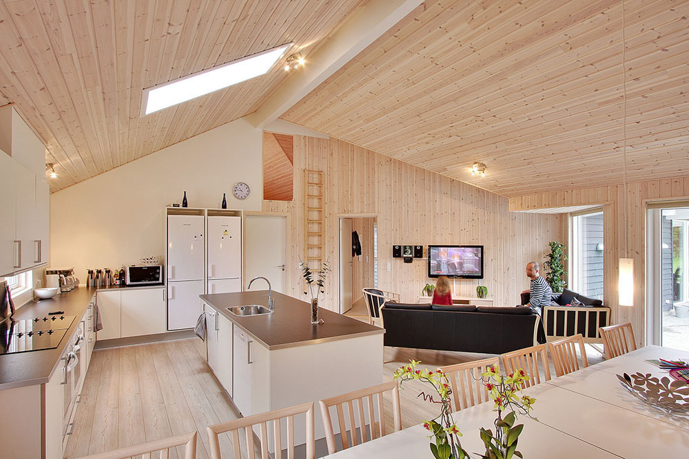 Det centrale opholdsrum indbyder til hygge og afslapning med familie og venner