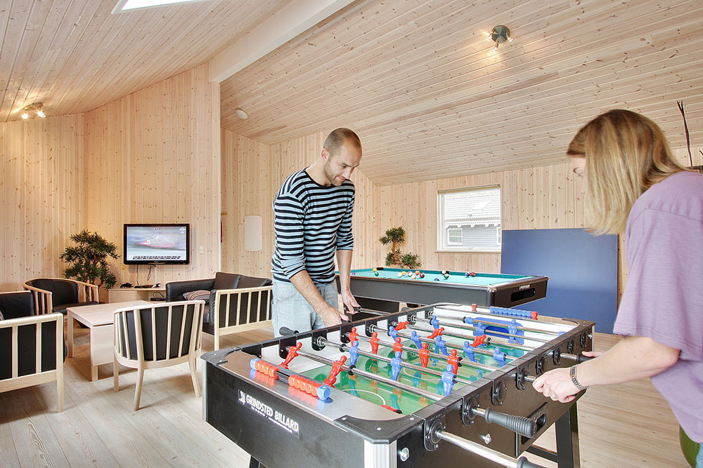Der kan udfordres til en venskabelig duel i både billard, dart, bordtennis eller fodboldspil. På husets Playstation 2 kan der også spilles eller ses en god film