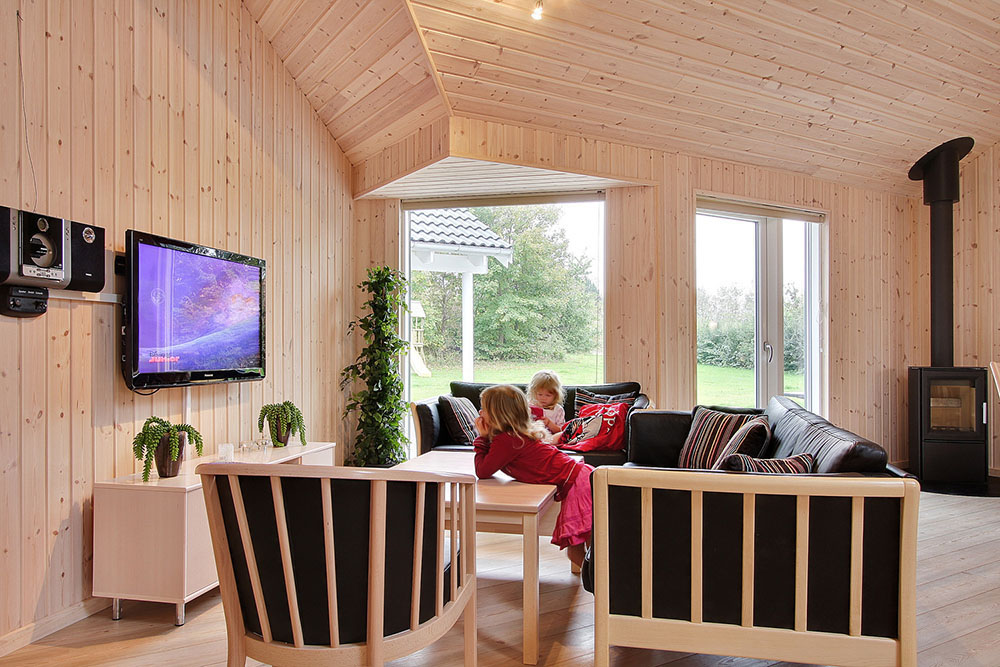 Huset er indrettet med 2 hyggelige sofagrupper med fladskærms-tv