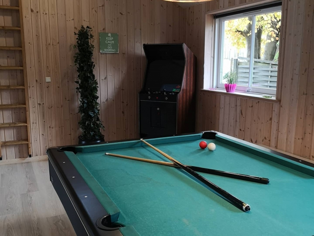 Ud over de mange timer, man kan bruge i husets pool-afdeling, så byder luksushus 284 også på billard/bordtennis og dart