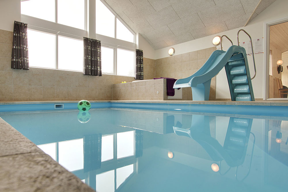 I husets eget vandland kan der svømmes og bades i timevis i poolen med vandrutsjebane og romersk trappe