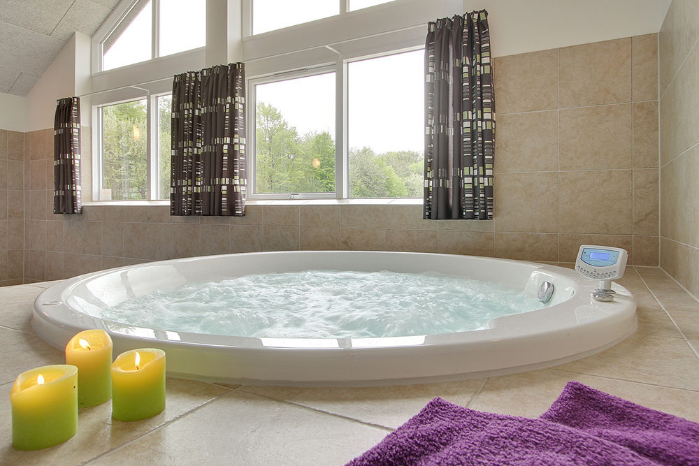 Huset indbyder til hygge, wellness og leg hele året rundt. I kan nyde en tur i den elegante spa efterfulgt af afslapning i saunaen