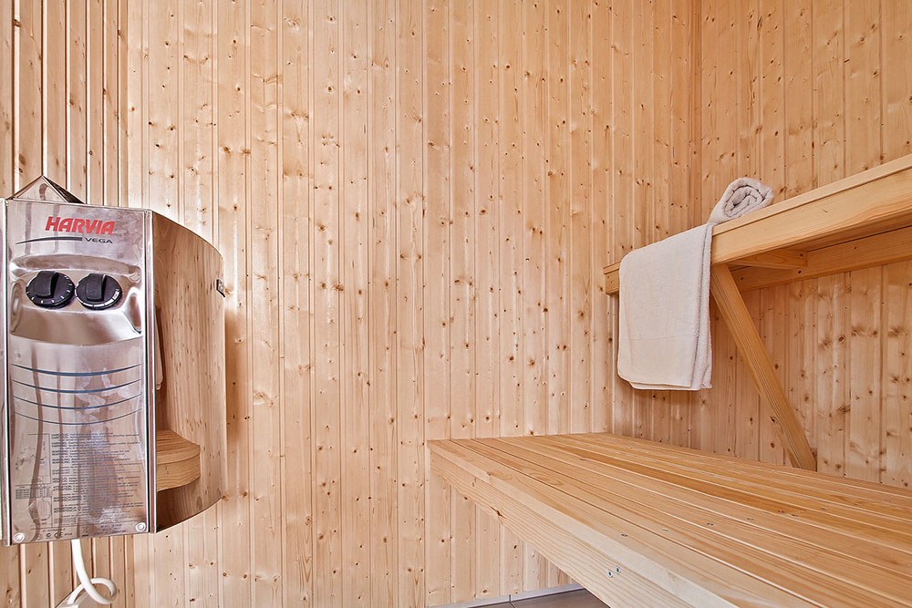 I husets sauna kan man blivet varmet godt igennem på en kølig dag