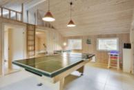 I aktivitetsrummet kan der udfordres til et spil i både billard, dart eller bordtennis