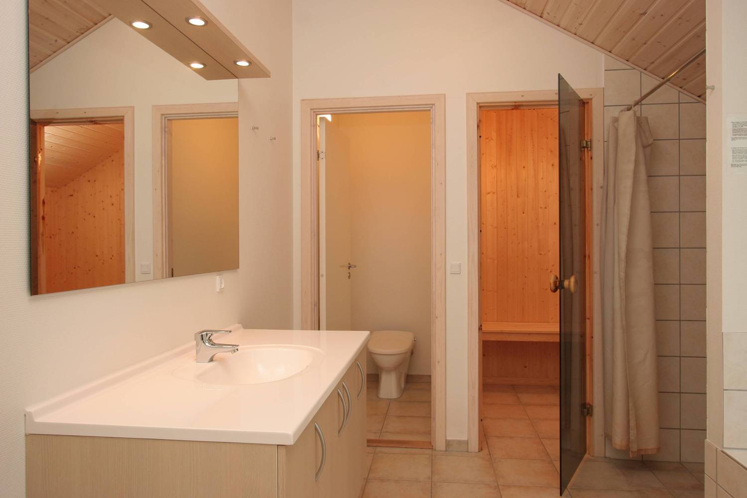 I husets sauna kan man blivet varmet godt igennem på en kølig dag