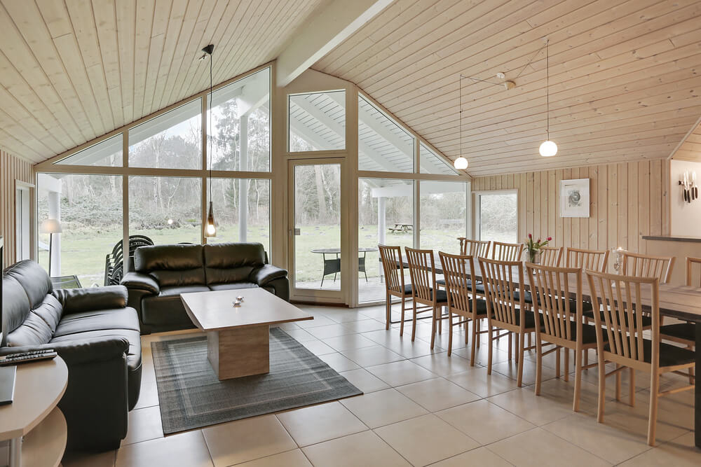 De arkitektoniske detaljer i huset er fuldendte og de store vinduespartier lader lyset komme til sin ret