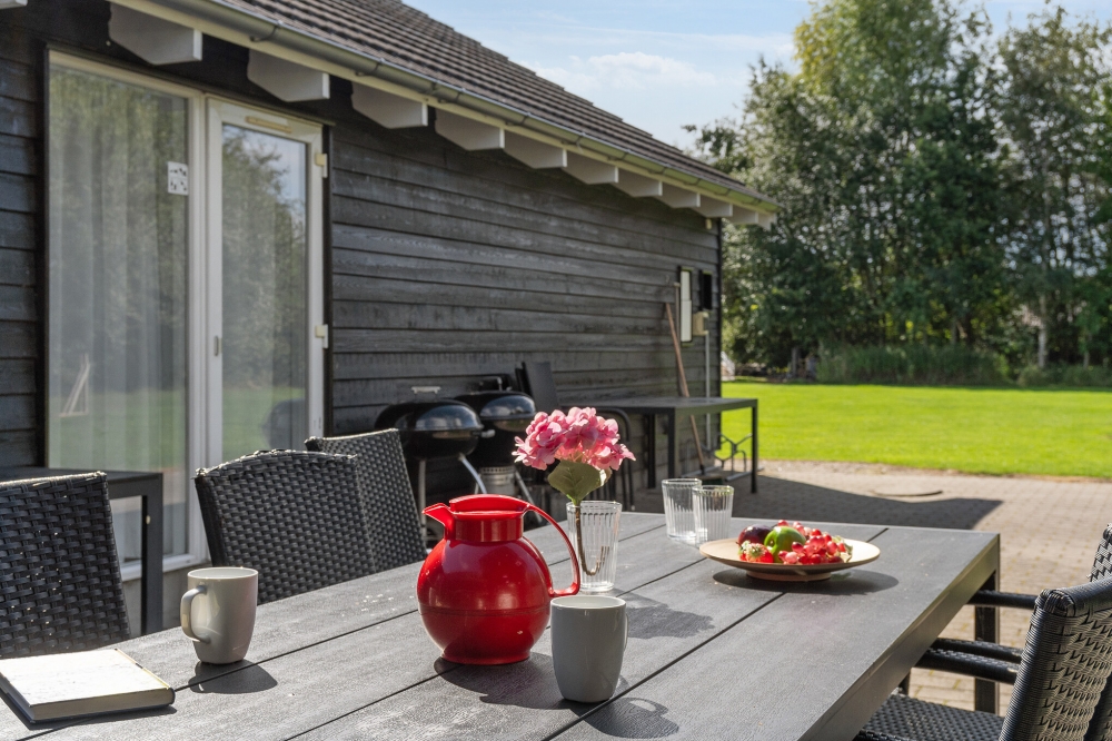 På terrassen i sommerhus nr. 177 er der plads til 24 personer.