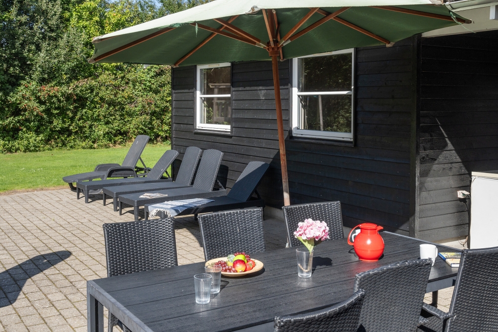 Nyd en grillaften på terrassen i luksushus nr. 177 i Lolland/Falster/Møn