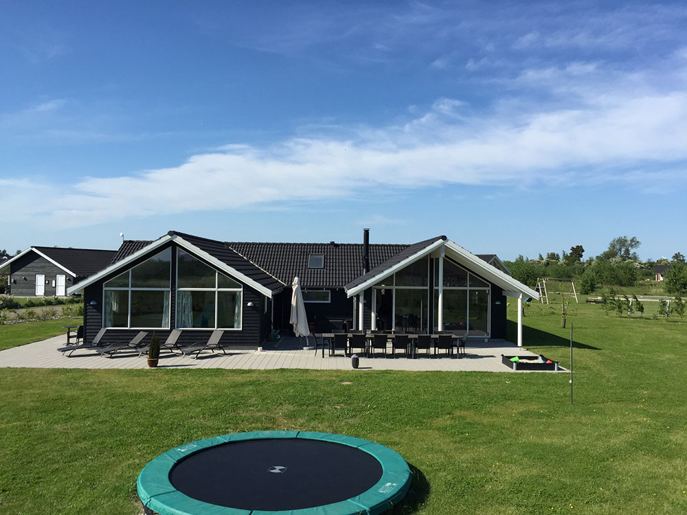 Dette dejlige poolhus i Marielyst inviterer indenfor til en skøn ferieoplevelse med både afslapning og aktiviteter som f.eks. bordtennis og billard