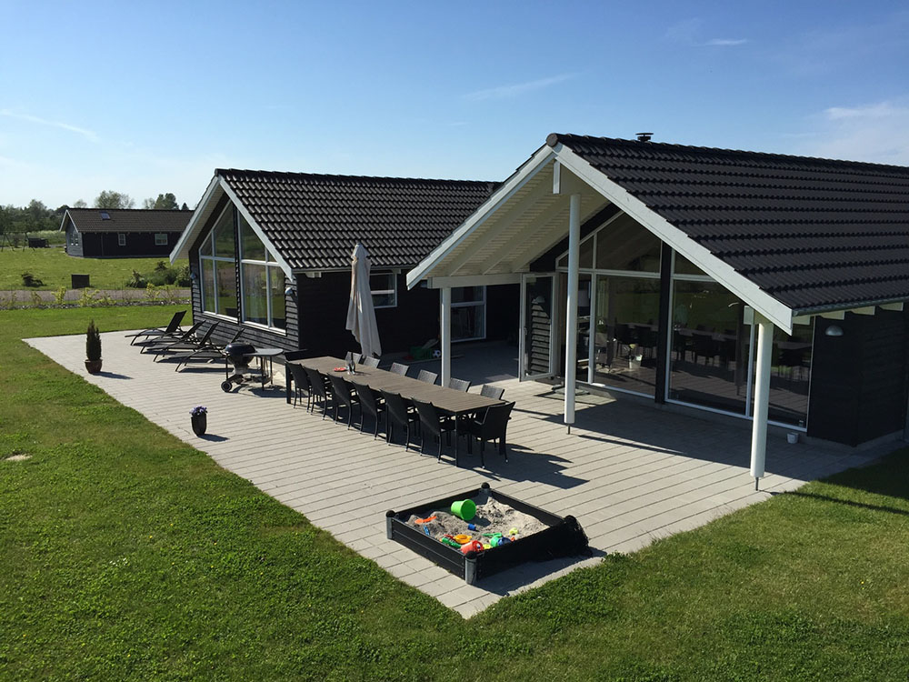 Luksushus nr. 305 har en dejlig terrasse med gode havemøbler til 14 personer.
