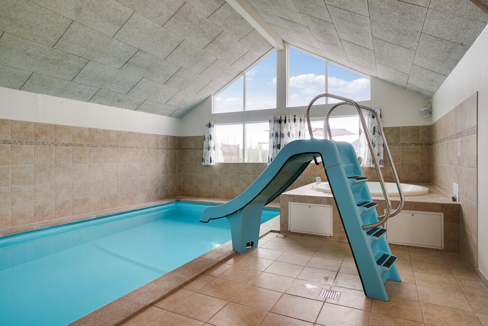 Sommerhus 285 er indrettet med en lækker poolafdeling med vandrutsjebane, dejlig stor indbygget spabad og sauna