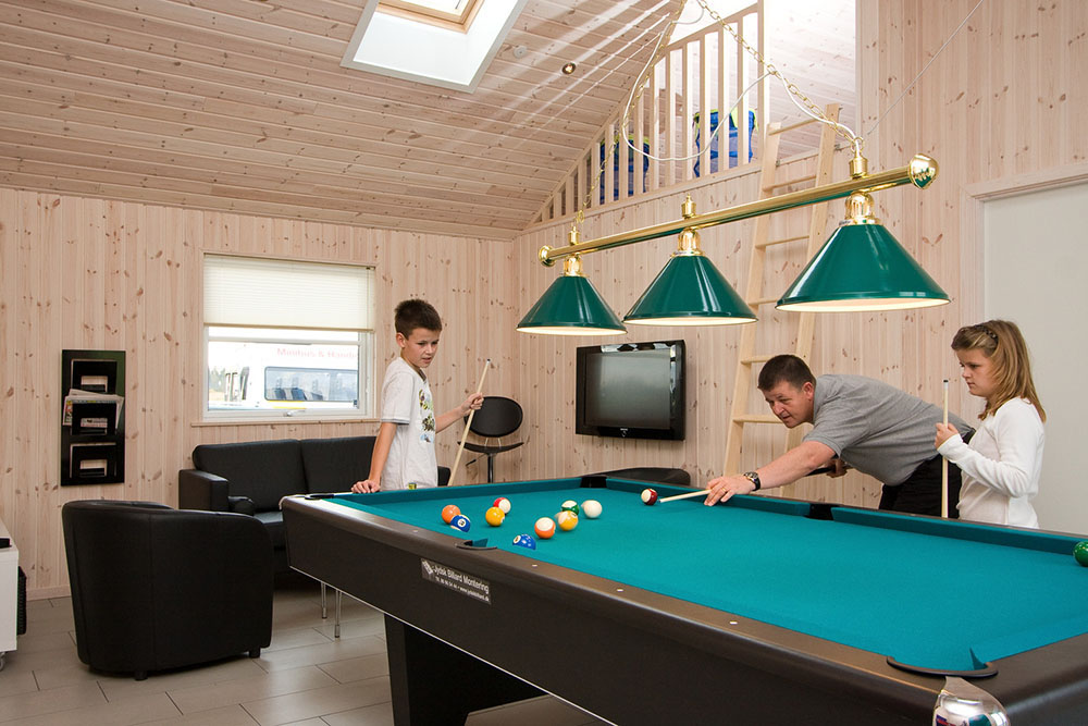 I aktivitetsrummet kan der både spilles billard/bordtennis, dart eller Playstation 2 i den komfortable sofagruppe med fladskærms-tv