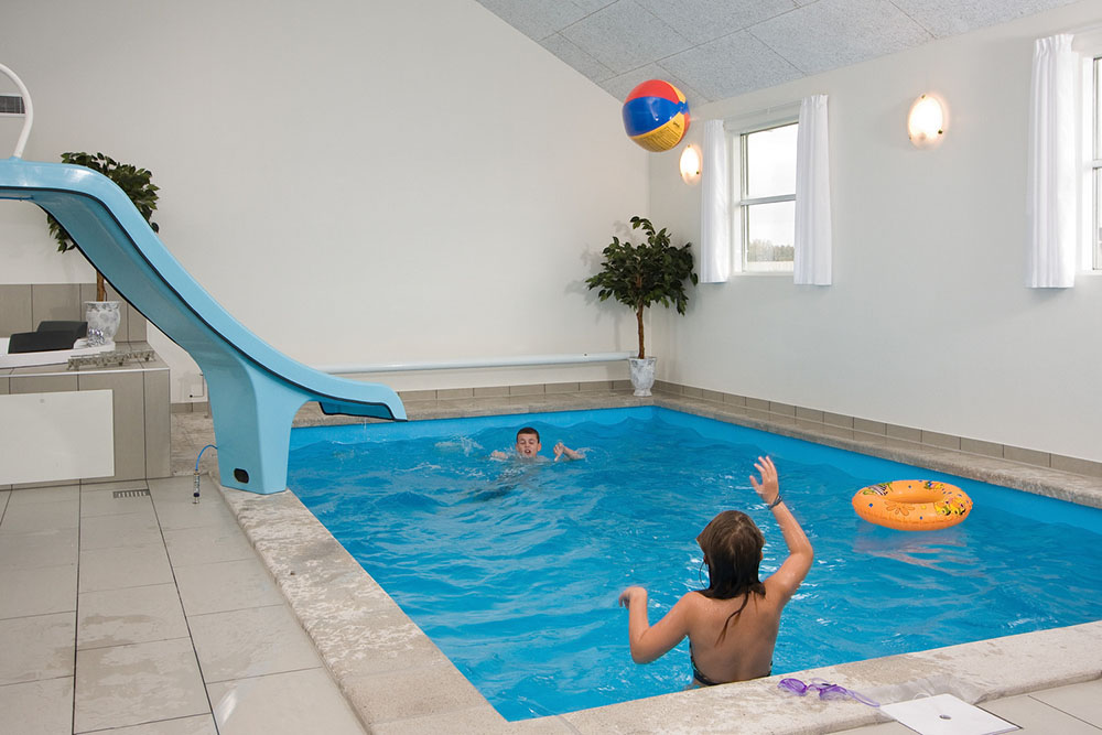 I husets ”vandland” kan der både svømmes, leges og afslappes sammen i poolen med vandrutsjebane, spabadet og saunaen