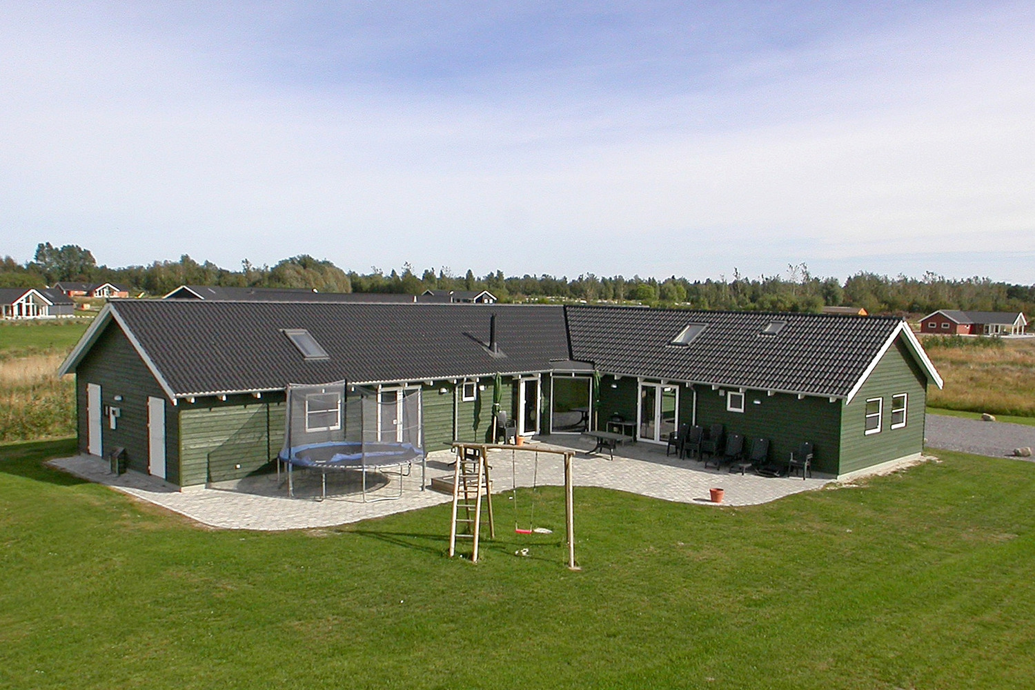 Velkommen til dette eksklusive poolhus i Marielyst på Falster, som byder indenfor til en fantastiske ferieoplevelse for både store og små