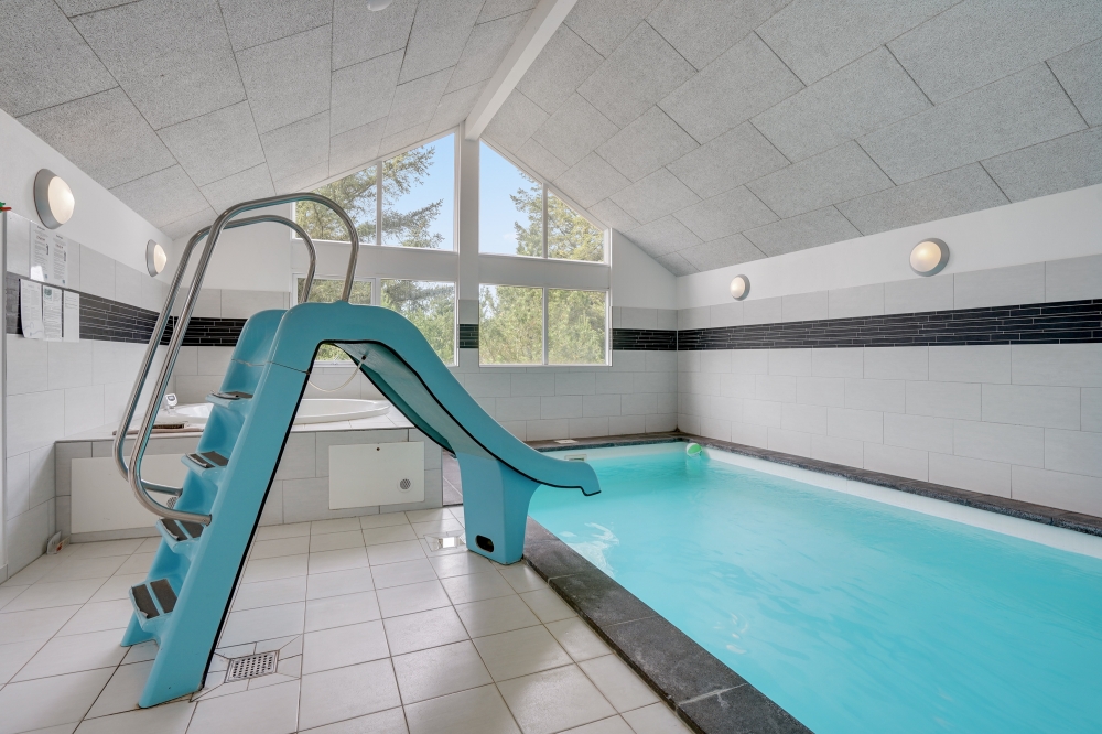 Sommerhus 273 er indrettet med en lækker poolafdeling med vandrutsjebane, dejlig stor indbygget spabad og sauna